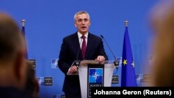 Jens Stoltenberg NATO-főtitkár egy brüsszeli sajtótájékoztatón 2023. február 21-én