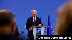 Генералниот секретар на НАТО, Јенс Столтенберг на прес-конференција во седиштето на Алијансата во Брисел, Белгија, 21 февруари 2023 година .