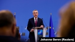 Jens Stoltenberg, glavni tajnik NATO-a, tokom obraćanja medijima u Briselu, 21. februar 2023. 