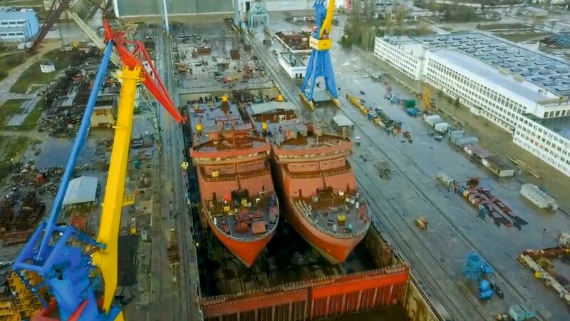 Воздушные силы ВСУ и Минобороны РФ заявили о повреждении российского корабля во время удара по судостроительному заводу в Керчи