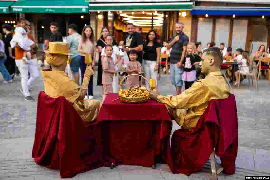 Kalimtarët duke shijuar një shfaqje teatrore në njërin nga sheshet e Prizrenit, Kosovë, në kuadër të Festivalit Ndërkombëtar të Teatrit në Ambient të Hapur - Prizrenfest, i cili u mbajt nga 21 deri më 28 korrik.