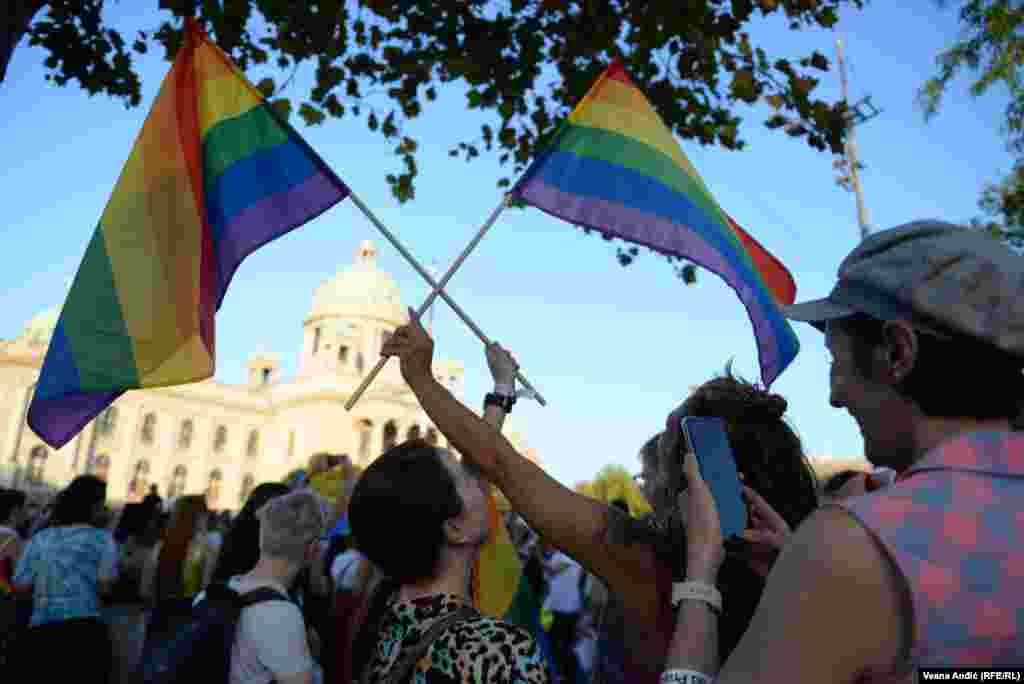 Парадата на гордоста на која ЛГБТ+ заедницата бара да ги оствари своите права во Србија, започна во центарот на Белград.