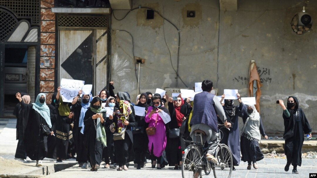 ارشیف: په کابل کې د یو شمېر معترضو مېرمنو د لاریون انځور