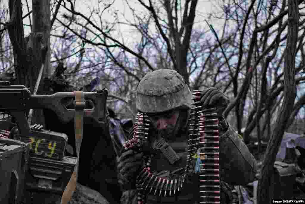 Украинский солдат несет боеприпасы