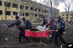 Jurnaliștii au pătruns în mijlocul războiului, documentând momente de disperare sau de speranță, martori ai măcelului și ai distrugerii. Această fotografie, cu o femeie însărcinată salvată dintr-o maternitate din Mariupol pe 9 martie 2022, a câștigat Premiul World Press Photo.