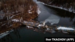 Imagine aeriană a unui pod distrus în satul Bohorodicine, regiunea Donețk, pe 21 februarie 2023