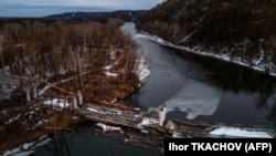 Разрушенный мост в освобожденном ВСУ селе Богородичное в Донецкой области Украины, 22 февраля 2023 года