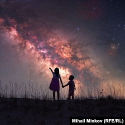  Синът и дъщерята на Михаил Минков на фона на нощното небе. 
