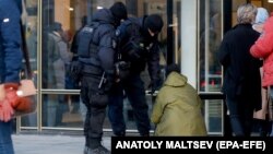 Російська поліція перевіряє перехожого біля концертної зали «Октябрьскій», 27 березня 2024 року