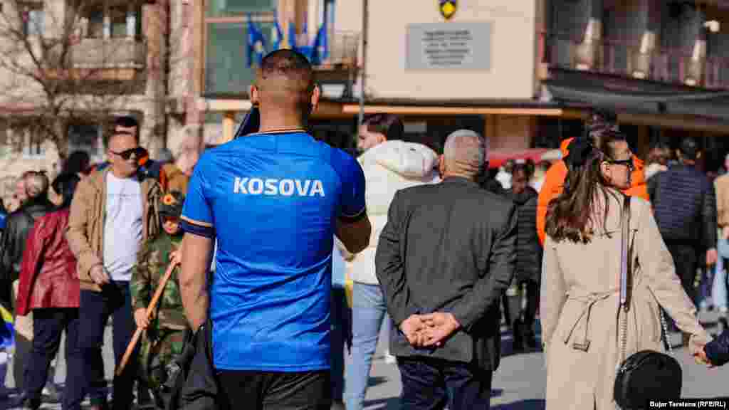 Një person me bluzë ku shkruan Kosova, teksa kalon në sheshet e Prishtinës.&nbsp;