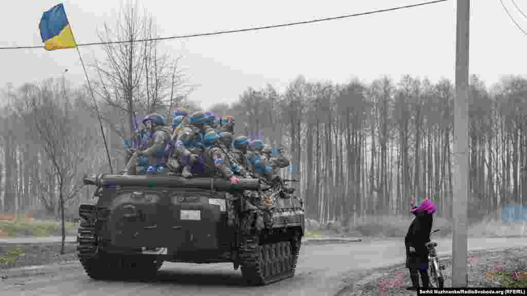 Жодна людина не пройшла, опустивши голову. Усі раділи звільненню з-під російської окупації та радісно вітали українських воїнів.&nbsp;Фото від 2 квітня 2022 року