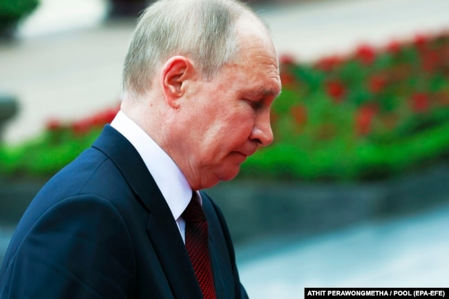 В’ЄТНАМ – Президент Росії Володимир Путін реагує на покладання вінка до Мавзолею Хо Ши Міна під час візиту до Ханоя, В’єтнам, 20 червня 2024 року