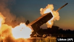 Armata ucraineană atacă pozițiile rusești cu un aruncător de flăcări capturat