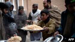 تصویر آرشیف: توزیع غذایی افطاری 
