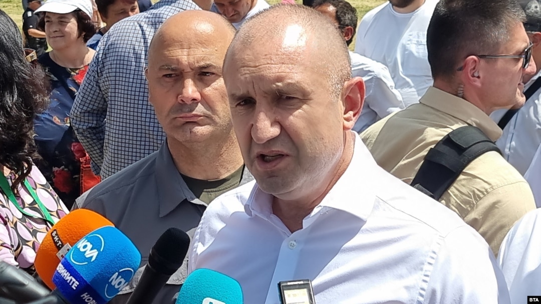 Румен Радев на националния събор в местността Рожен в Родопите, където откри пилон с българското знаме.