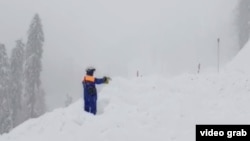 Спасатель на месте схода лавины под Сочи, скриншот видео из телеграм-канала МЧС России