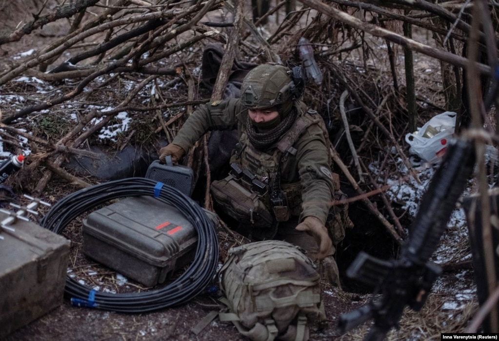 Një ushtarak ukrainas del nga një pikë e fshehur pranë Avdivkas më 20 shkurt, për të nisur një dron. Ushtria e Ukrainës u tërhoq në linjat e përgatitura mbrojtëse pas 17 shkurtit dhe është ende brenda rrezes së dronëve të qytetit të pushtuar. &nbsp;