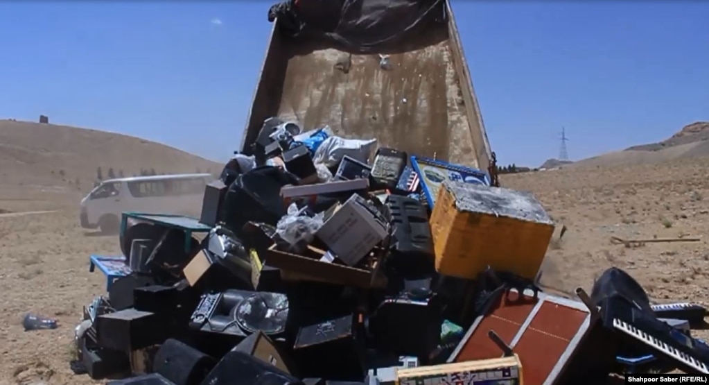 Un mucchio di strumenti e attrezzature musicali da bruciare alla periferia di Herat.