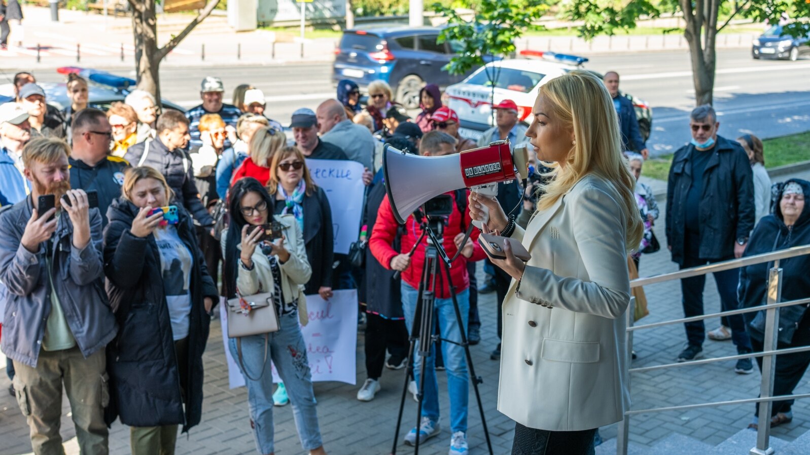 În unul dintre episoade, deputata Marina Tauber este acuzată că a intimidat judecătorii care l-au condamnat pe liderul partidului din care făcea parte, oligarhul Ilan Șor, protestând în fața instanței. 