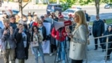 În unul dintre episoade, deputata Marina Tauber este acuzată că a intimidat judecătorii care l-au condamnat pe liderul partidului din care făcea parte, oligarhul Ilan Șor, protestând în fața instanței. 