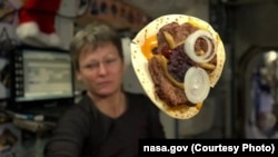 یکی از غذاهایی که پگی ویتسون، فرمانده ایستگاه فضایی در سال ۲۰۱۶، برای خود مهیا کرده بود