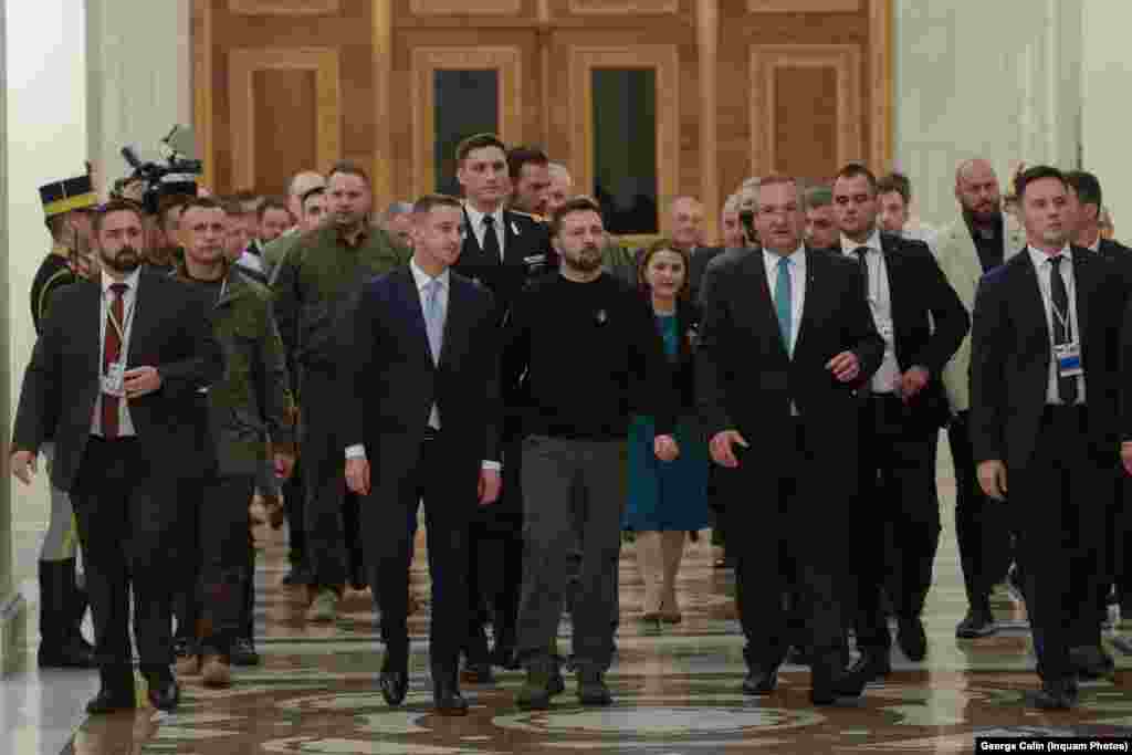 După Palatul Cotroceni, Volodimir Zelenski a mers la Palatul Parlamentului, unde s-a întâlnit cu președinții celor două Camere. Inițial, presa a fost anunțată că Volodimir Zelenski ar susține un discurs în fața Parlamentului, la ora 17.00, însă acest lucru nu s-a mai întâmplat. Zvonurile erau că parlamentarii și SPP-ul s-au speriat de senatoarea Diana Șoșoacă, care promisese că &bdquo;îl ia la bătaie&rdquo; pe președintele Zelenski.&nbsp; &nbsp;