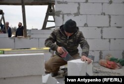 Жителі Посад-Покровського відбудовують зруйновані будинки. Початок березня 2023 року
