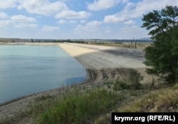 Оголившееся тело плотины Белогорского водохранилища, 24 октября 2023 года