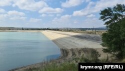 Оголившееся тело плотины Белогорского водохранилища