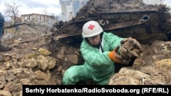 Олексій Юков бере участь у розкопах підвалу, в якому перебувають останки військових армії РФ, село Краснопілля Святогірської ОТГ, 12 березня 2023 року