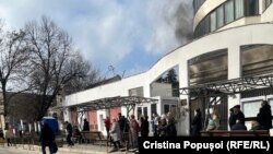 Flăcări și fum în curtea Consulatului Federației Ruse la Chișinău, în timpul votării în alegerile prezidențiale ruse, pe 17 martie 2024 