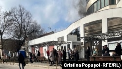 Flăcări și fum în curtea Ambasadei Federației Ruse la Chișinău, în timpul votării în alegerile prezidențiale ruse, pe 17 martie 2024.