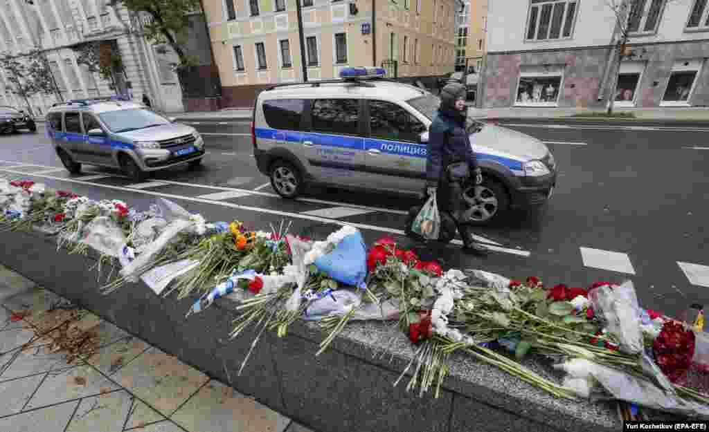 Flowers left outside the Israeli Embassy in Moscow on October 9