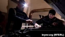 Автомеханіки БФ «Україна – справедлива країна» лагодять автомобіль, придбаний волонтерами