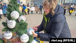 Relatives of prisoners of war decorated a Christmas tree with balloons bearing the names of soldiers in Dnipro, southeastern Ukraine, on December 24. 