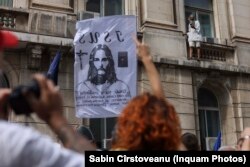 Imagini de la protest cu vestitul „stegar dac” în fundal, cățărat pe clădirea MinisteruluI Sănătății