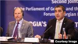ფოტო არქივიდან: ევროკავშირის ელჩი პაველ ჰერჩინსკი (მარცხნივ) და პარლამენტის თავმჯდომარე შალვა პაპუაშვილი