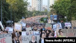 Учесниците во протестот побараа одземање на националната концесија на телевизијата Пинк