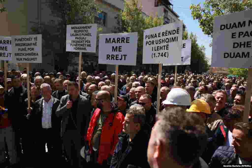 Në një komunikatë për media nga Bordi i KEK-ut, është thënë se paga&nbsp;mesatare në KEK është mbi pagën mesatare në sektorin publik dhe privat në Kosovë.&nbsp;&nbsp;