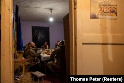 Украинские военные возле линии фронта под Купянском, 24 декабря 2023 года