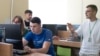 Voluntari ajută absolvenții să se înregistreze pe platforma e-Admitere și să depună actele online la USM, iulie 2024