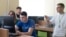 Voluntari ajută absolvenții să se înregistreze pe platforma e-Admitere și să depună actele online la USM, iulie 2024