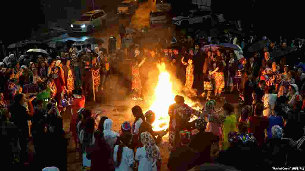 Az eső és a hideg ellenére március 21-én hajnali fél négykor a tádzsik fővárosban, Dusanbéban nagy tömeg gyűlt össze, akik egy tábortűz körül üdvözölték a tavaszi napéjegyenlőséget &nbsp;