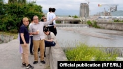 Делегация Nikken Sekkei во время прогулки по Бишкеку. На переднем плане – Урмат Карыбаев и Фади Джабри (слева направо), июнь 2024 г. Фото «Бишкекглавархитектуры».