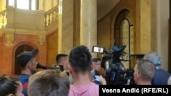 Obezbeđenje ne dozvoljava novinarima i izveštačima da uđu u salu Skupštine Srbije na sednicu, Beograd, 5. septembar 2023.