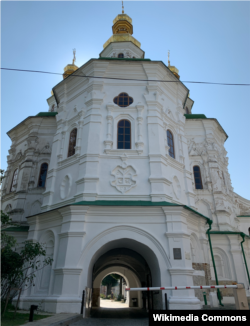 Церква Всіх Святих над Економічною брамою в Києво-Печерській лаврі. Збудована гетьманом Іваном Мазепою в 1696-1698 роках. Та стіні видно зображення родового герба Мазепи