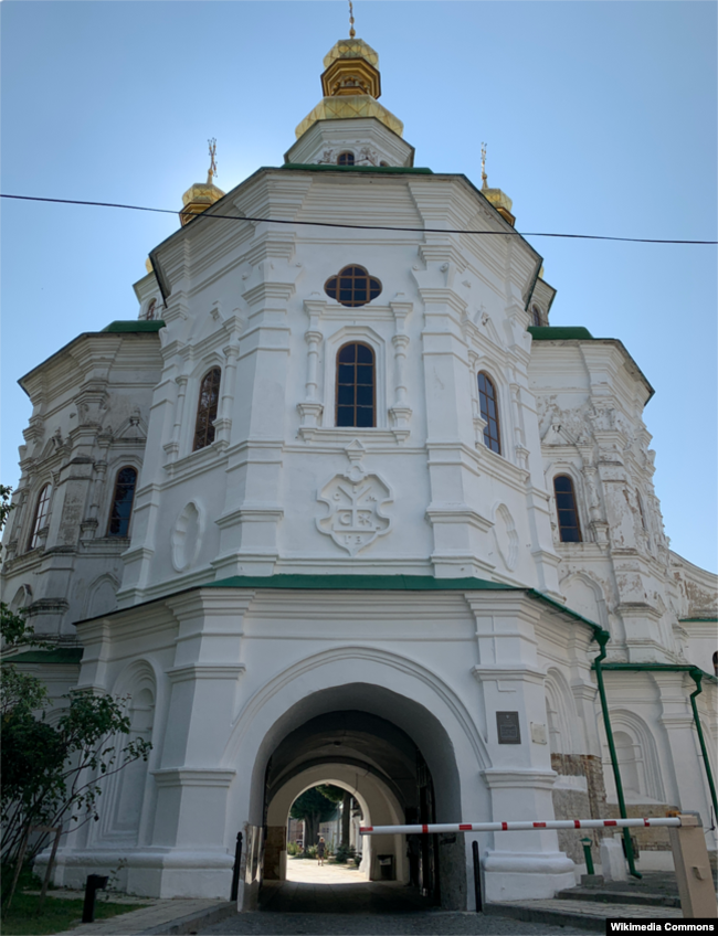 Церква Всіх Святих над Економічною брамою в Києво-Печерській лаврі. Збудована гетьманом Іваном Мазепою в 1696-1698 роках. Та стіні видно зображення родового герба Мазепи