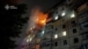 Një ndërtesë banimi duke u djegur si pasojë e një sulmi rus në Krivi Rih, 12 mars 2024.