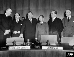 تریگوه لی دبیر کل وقت سازمان ملل متحد و اعضای کمیته ویژه سازمان ملل متحد در زمینه فلسطین در ژانویه ۱۹۴۸