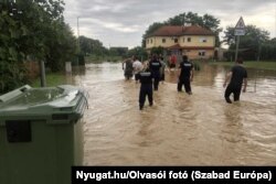 Szombathely Petőfi-telepi városrészén az éjjeli esőzések hatására a lakóparkot elöntötte a víz 2024. június 9-én